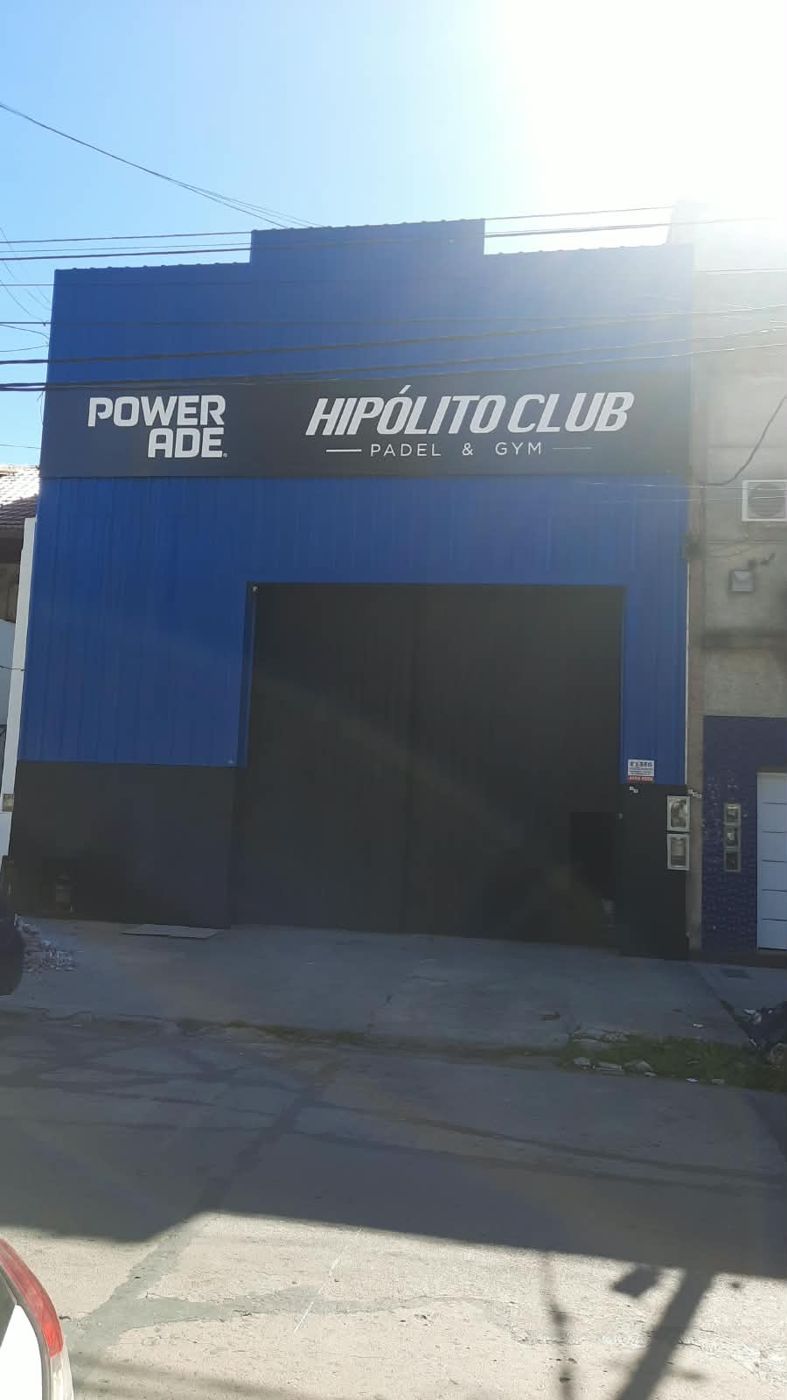 La fachada: El mismo frente que el pádel.