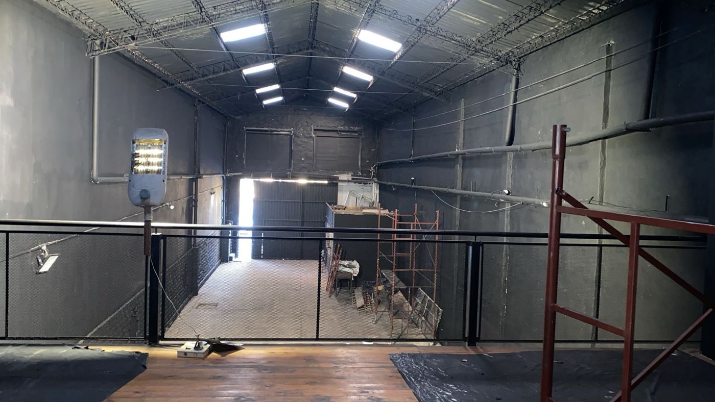 Pasarela: Ingreso en altura con baranda.