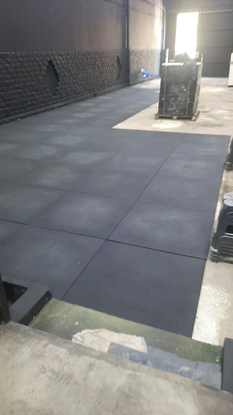 Piso de caucho: Placas de caucho en todo el salón.