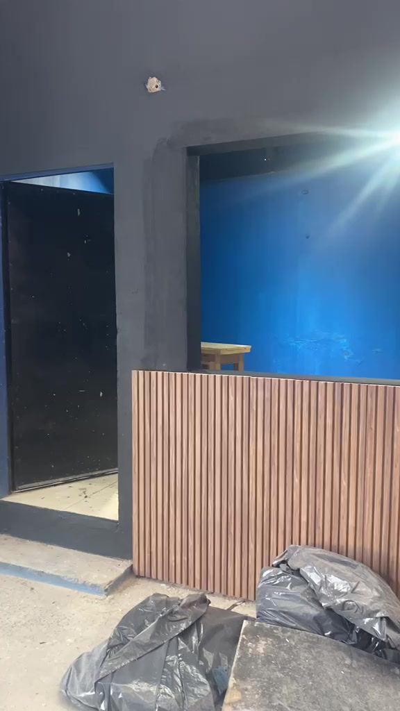 Recepción: Mostrador con listones de madera.