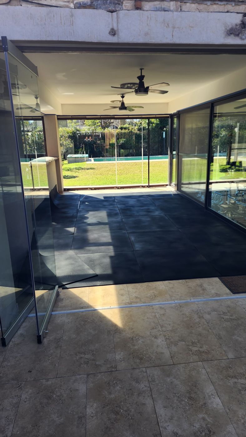 La galería antes: piso de caucho a medio colocar, sin equipamiento