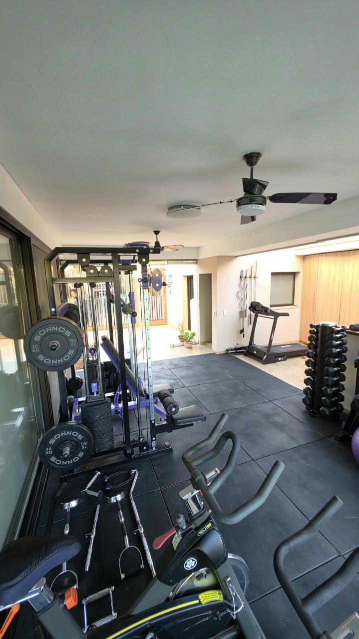 Vista del gimnasio terminado hacia el interior de la casa